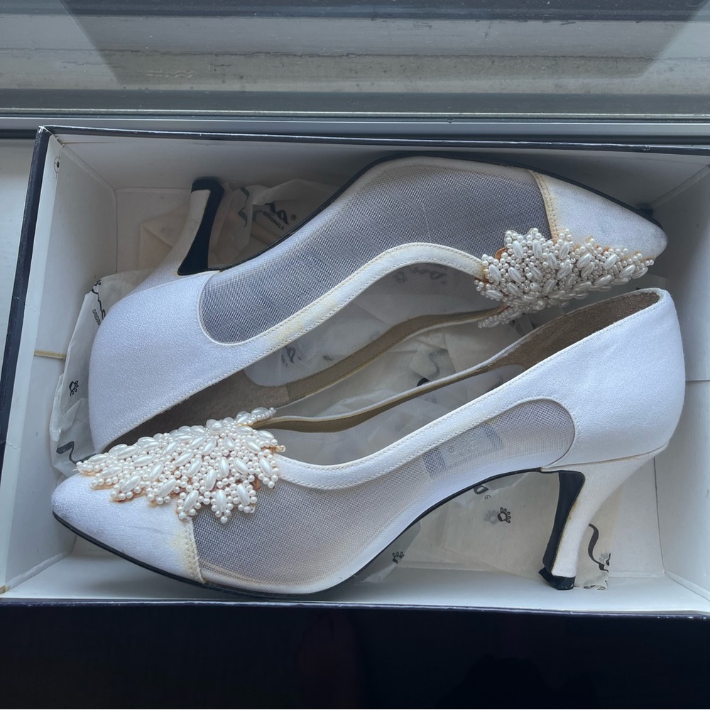 STUNNING WEDDING SHOES - needs to be tinted but otherwise in great condition!